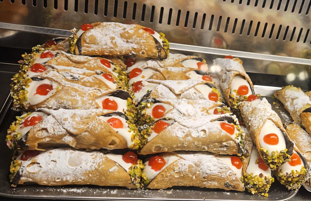 Tradycyjne włoskie cannoli z ricottą i pistacjami na talerzu